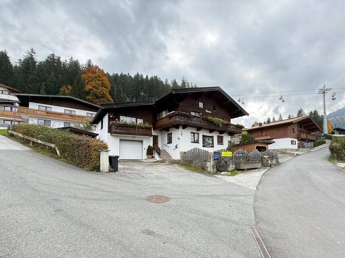 Grundstück mit teilw. Freizeitwohnsitz im Bergdoktor Dorf Ellmau mit Blick auf den Wilden Kaiser - Més