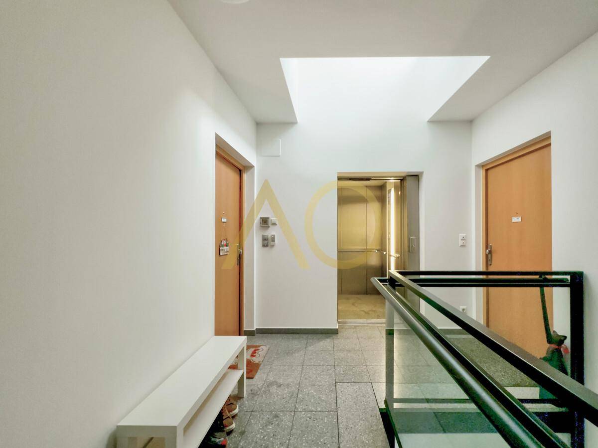 Der Lift im hellen Stiegenhaus zum Penthouse Kufstein