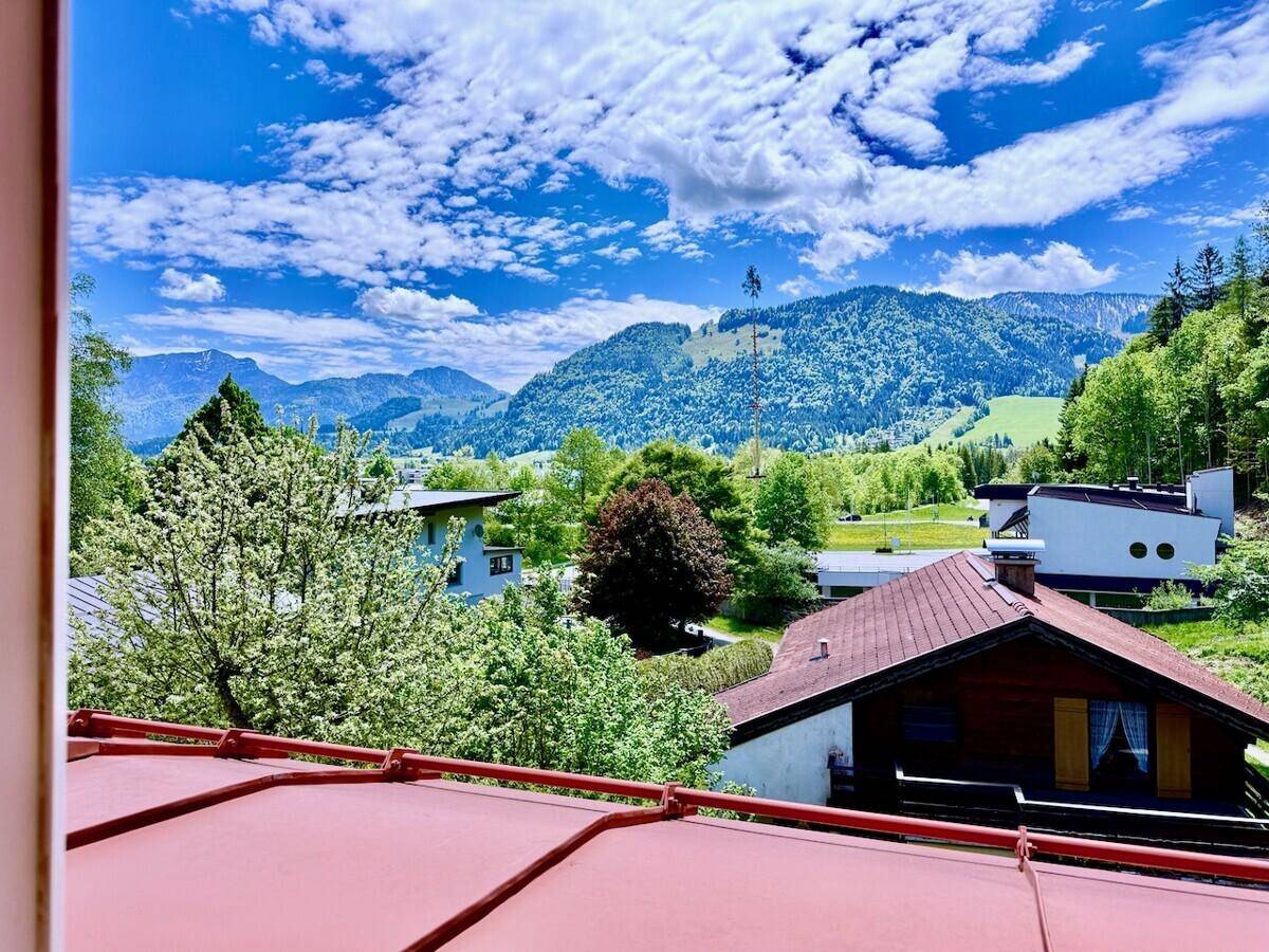 Panoramablick auf die umliegende Berglandschaft und grüne Täler von der Unterkunft aus.
