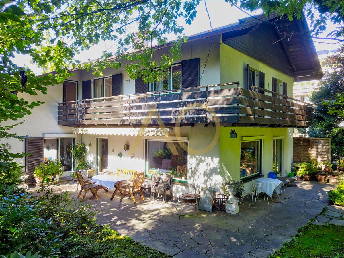 Die Terrasse am Einfamilienhaus mit großem Garten