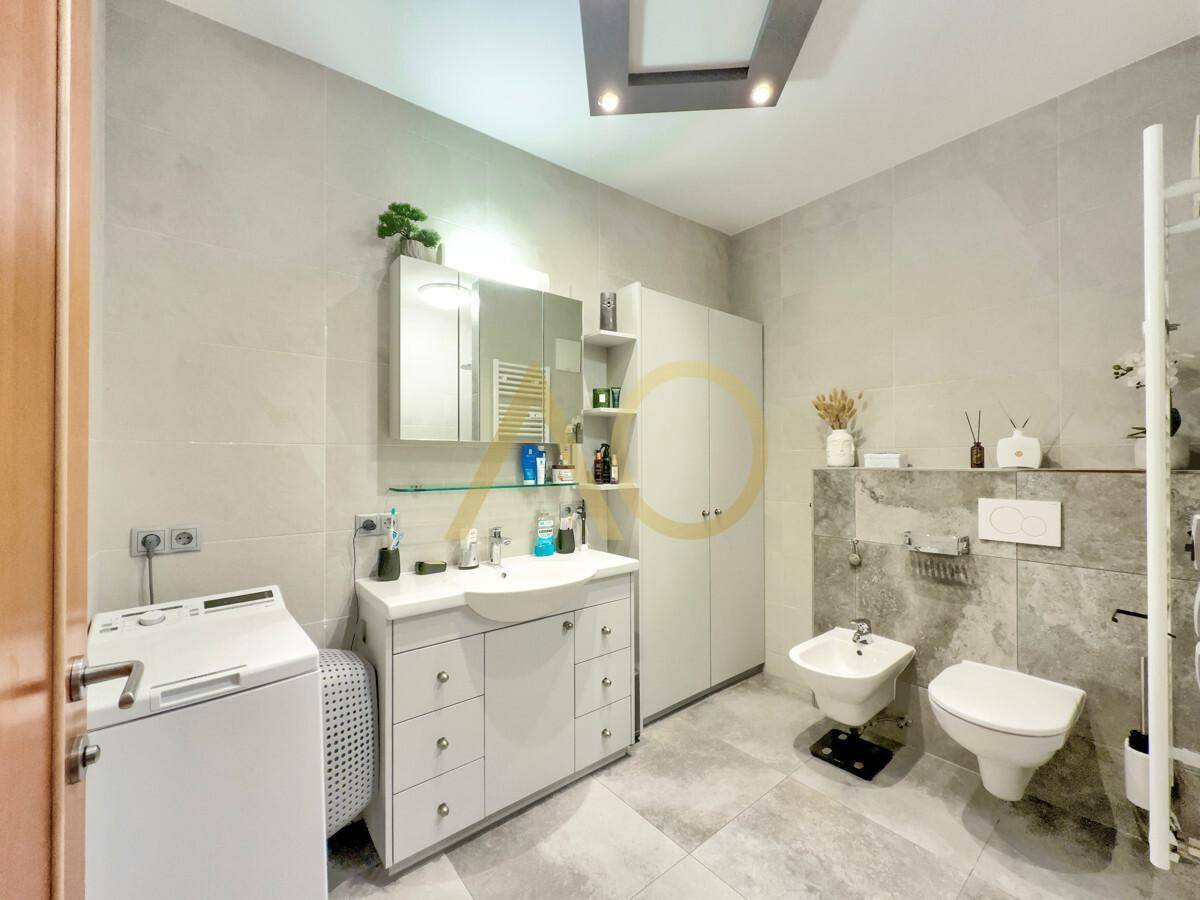 Dusche WC Bidet und Waschbecken im großzügigen Bad des Penthouse Kufstein (1)