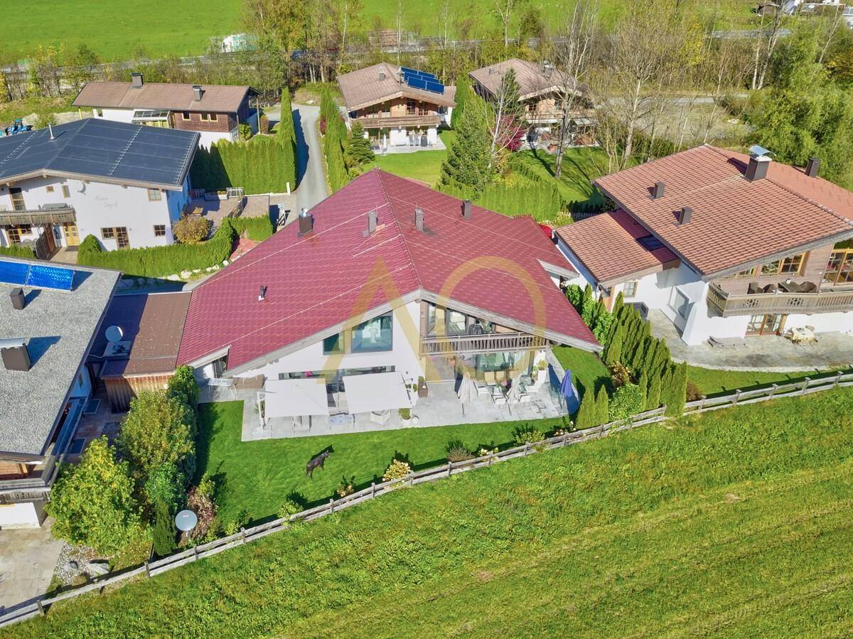 Luftaufnahme des Hauses mit weitläufigem Garten, Terrasse und umliegender Natur.