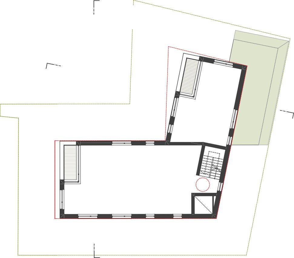 Grundriss des Dachgeschosses mit mehreren Räumen und sichtbarer Dachneigung sowie Treppenhaus.