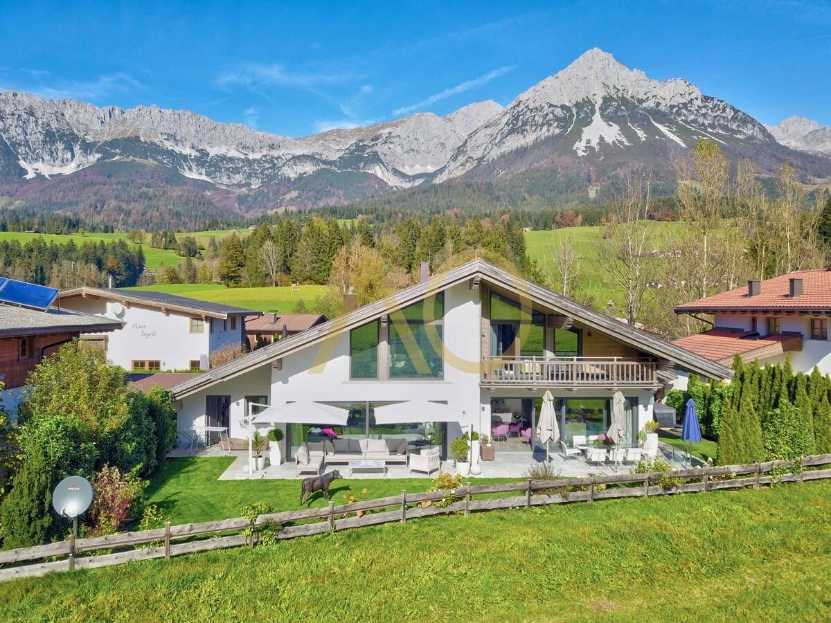 Beeindruckendes Haus mit Bergblick, großem Garten und sonniger Terrasse in alpiner Landschaft.
