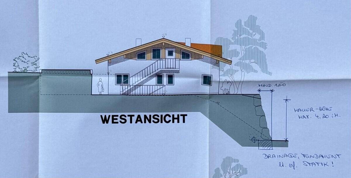 Westansicht des Hauses mit traditioneller Architektur und Außentreppe zum Eingang.