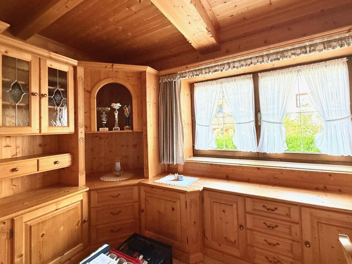 Traditionelle Holzschränke und Vitrinen mit dekorativen Elementen und Fenstern.