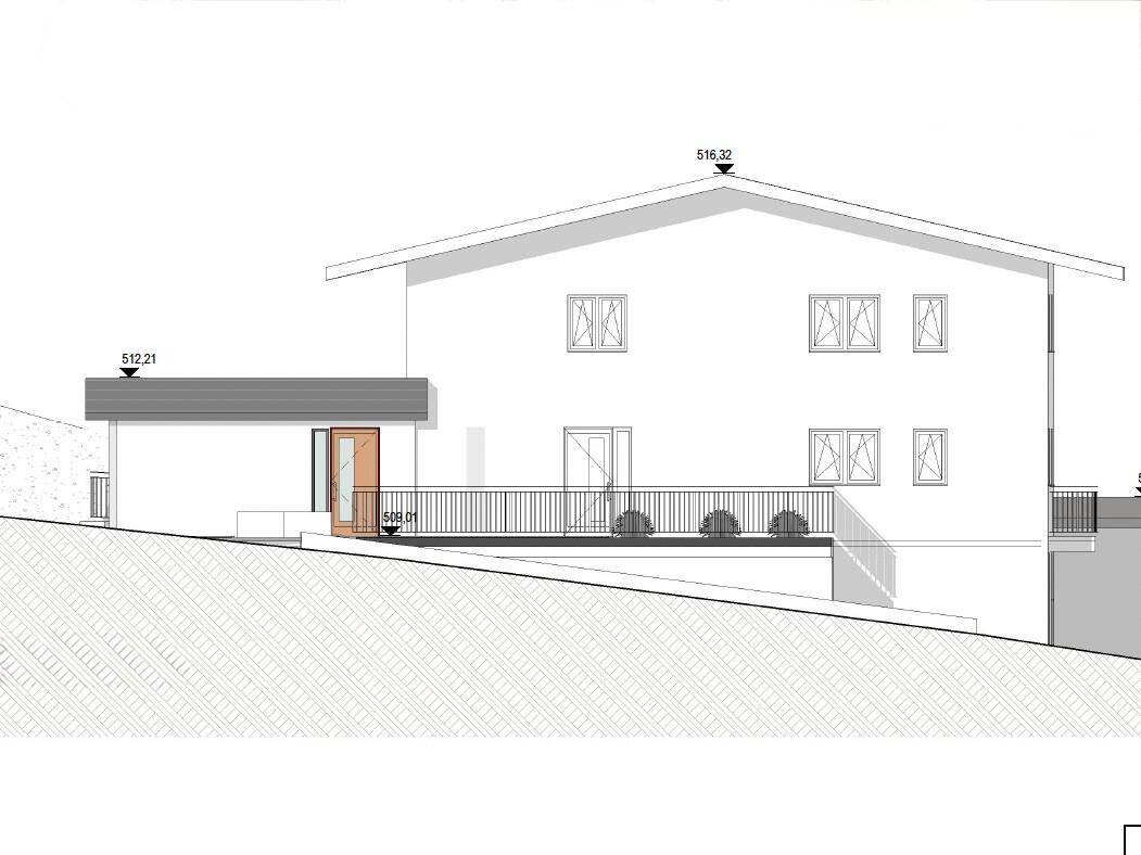 Seitenansicht des Gebäudes mit Balkon, Terrasse und Zugang zum Gartenbereich.