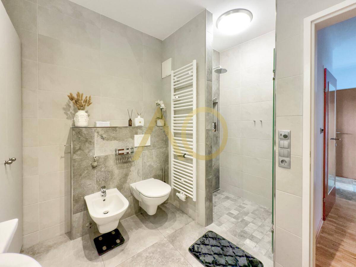 Dusche WC Bidet und Waschbecken im großzügigen Bad des Penthouse Kufstein