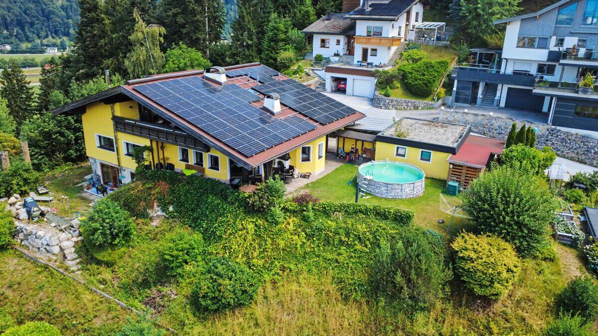 Weitläufige Luftaufnahme des Hauses mit Solaranlage, Pool und großem Gartenbereich.