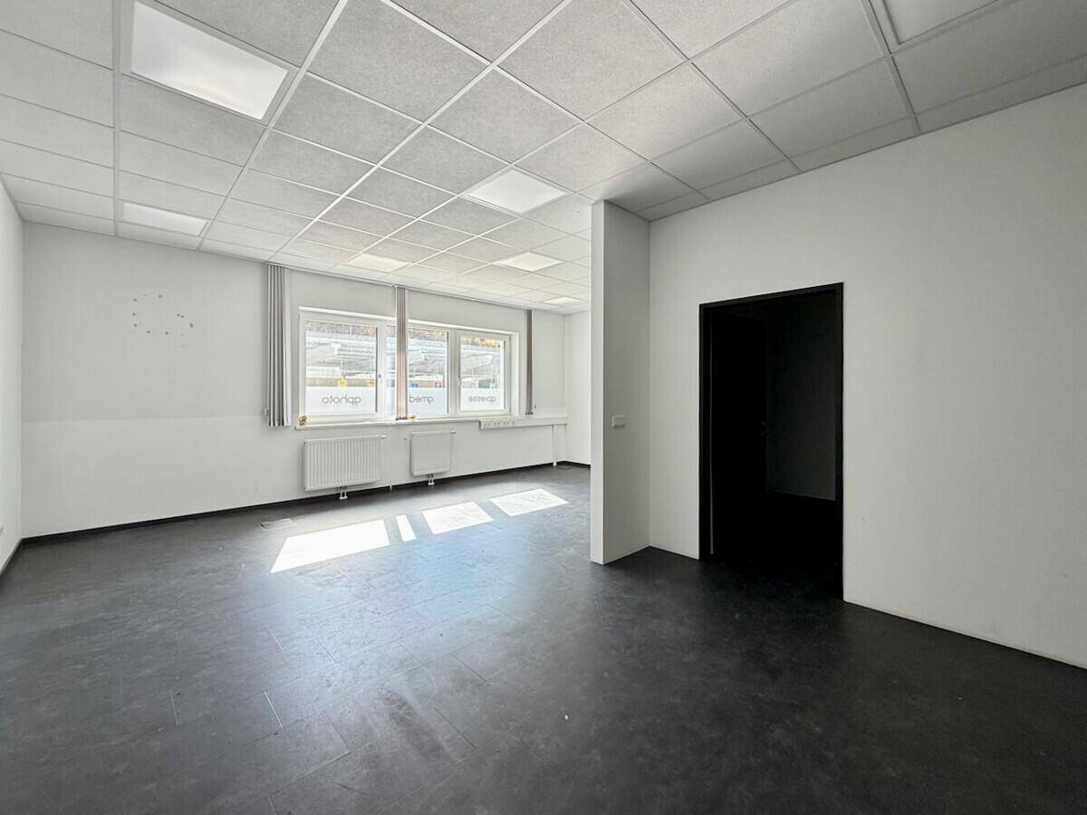 Geräumiges Büro mit großen Fenstern und viel Tageslicht, ideal für eine produktive Arbeitsumgebung.