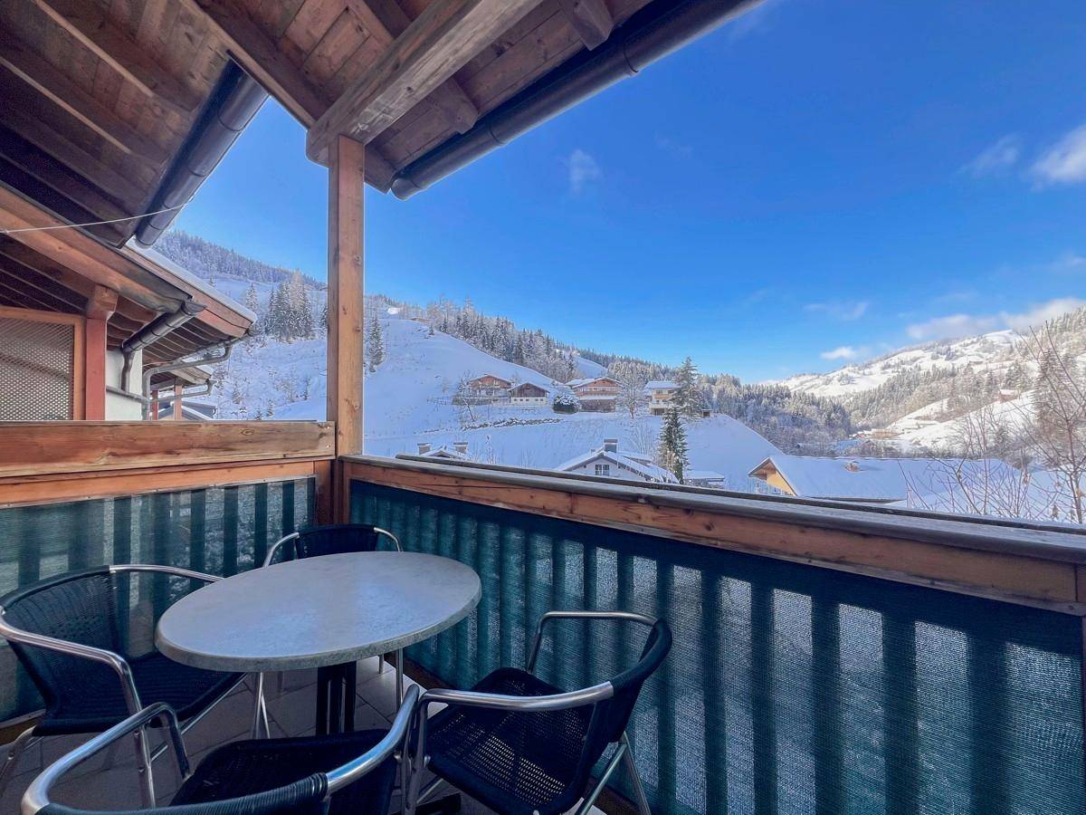 Masterbereich mit Terrasse und Bergblick