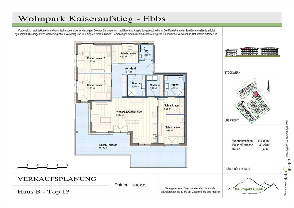 Detaillierter Grundriss einer Wohnung mit offenem Wohn-Essbereich, drei Schlafzimmern und großer Balkon/Terrasse.