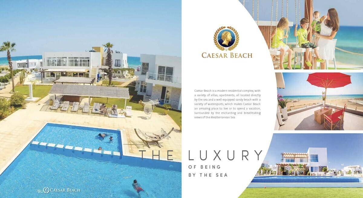 Luxuriöse Villen mit Pools und Sonnenliegen direkt am Sandstrand, ideal für Entspannung am Meer.