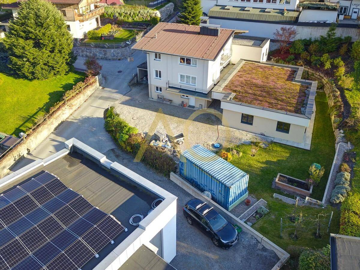 Luftaufnahme des Anwesens mit Solaranlage auf dem Dach und großem Gartenbereich.