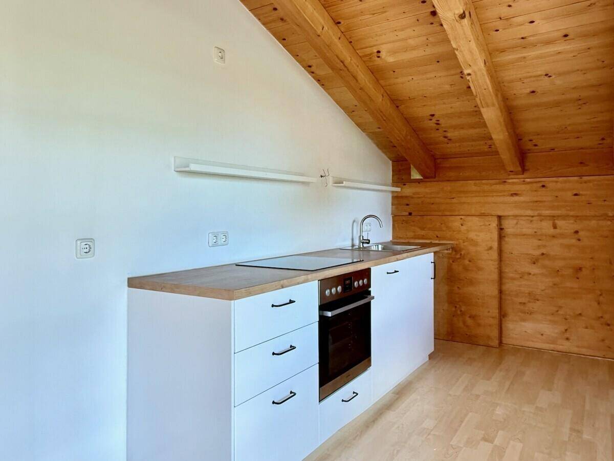 Detailansicht der kompakten Küchenzeile mit integriertem Kochfeld und Backofen.