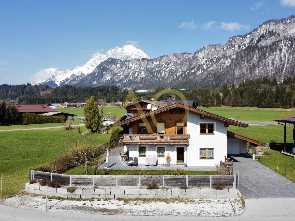 Charmantes Haus in alpiner Landschaft mit beeindruckendem Bergblick und grünen Wiesen.