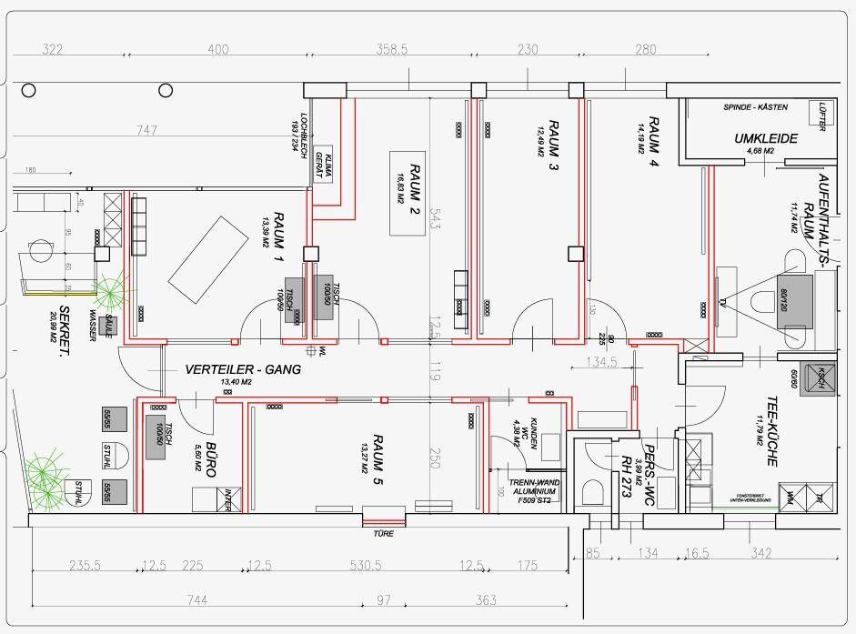 Detaillierter Grundrissplan einer Gewerbefläche mit mehreren Räumen und Gängen.