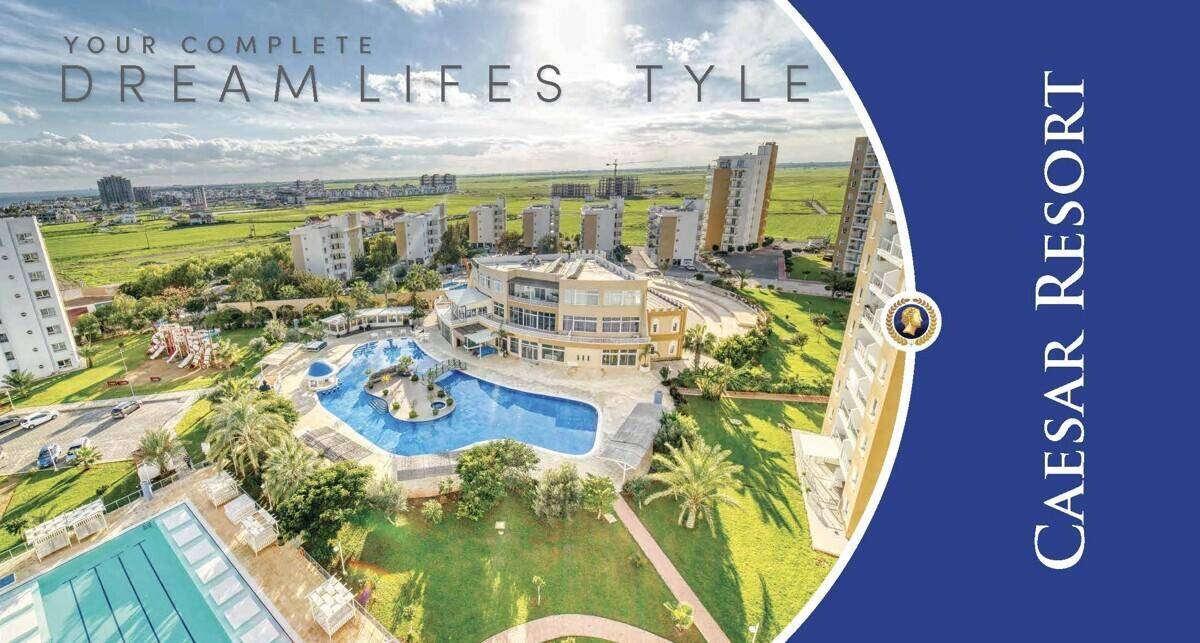 Luftaufnahme eines großen Resort-Komplexes mit weitläufigen Poolanlagen, Grünflächen und Wohngebäuden.