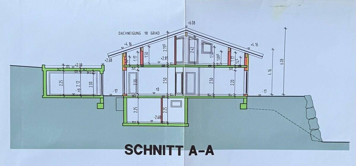 Gebäudeschnitt A-A zeigt die Höhenstruktur, Dachneigung und Raumaufteilung über mehrere Ebenen.