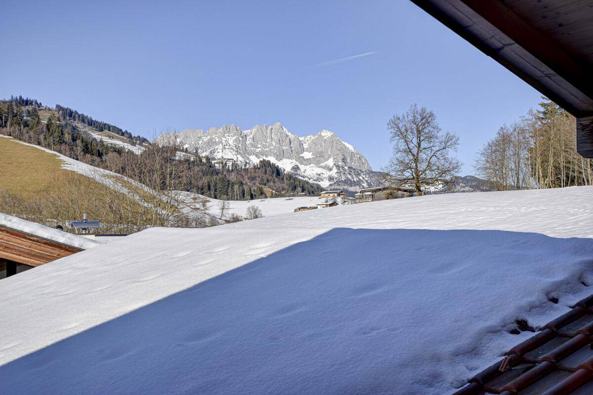 Panoramablick auf die verschneite Berglandschaft mit klarem Himmel.