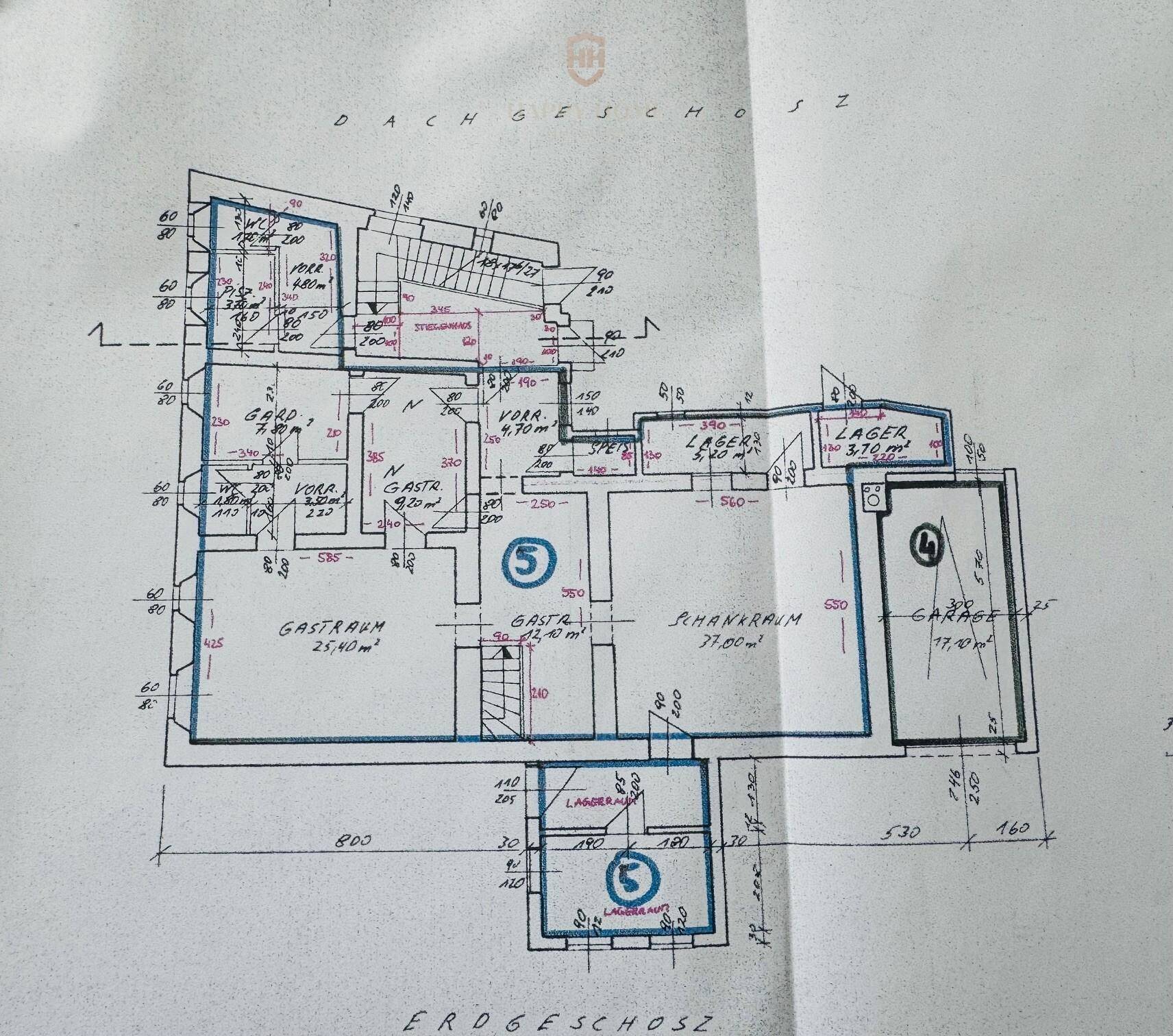 Grundriss des Erdgeschosses mit Gastraum, Lager, Garage und weiteren Räumen.