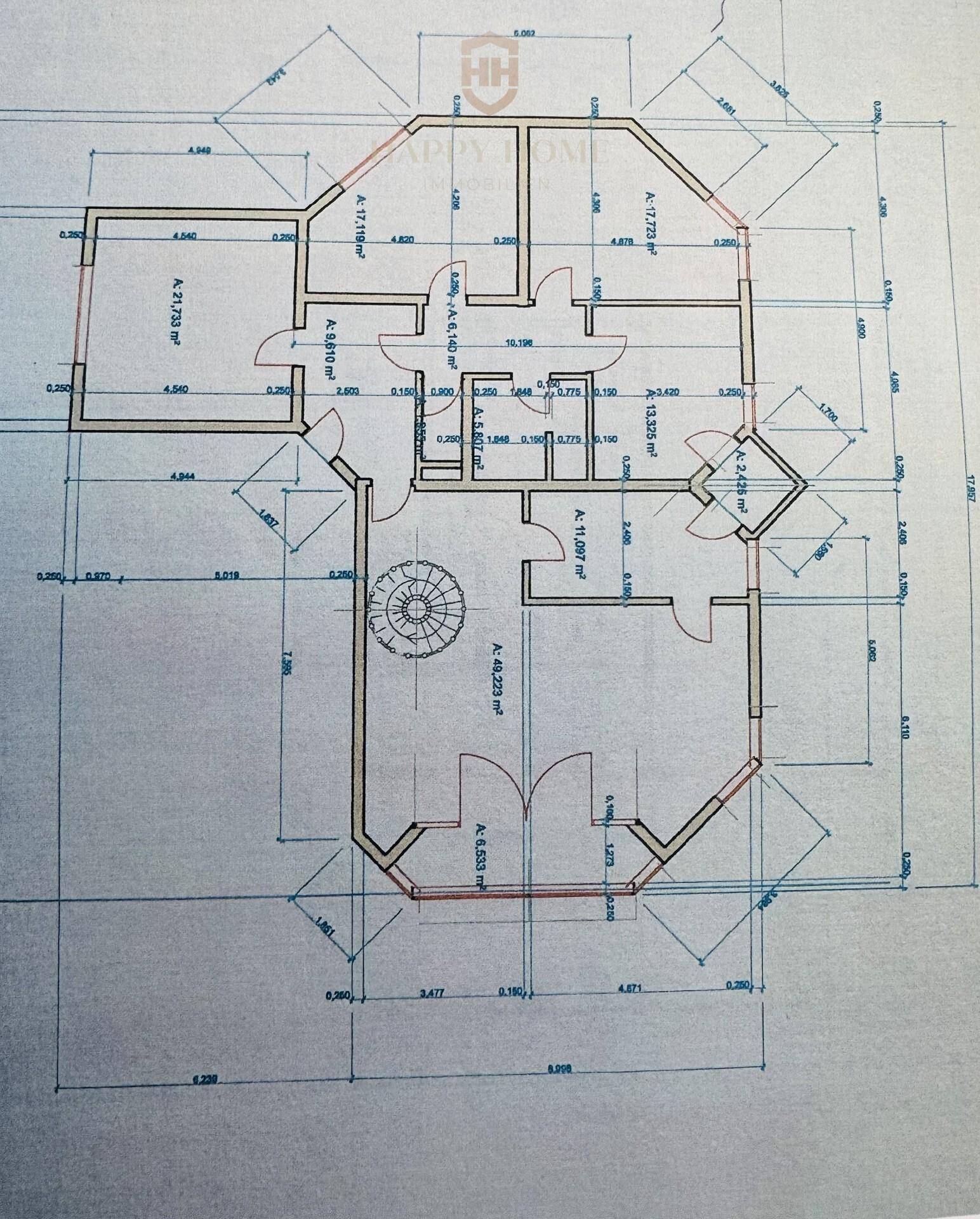 Detaillierter Grundrissplan mit Raumaufteilung und Maßen, inklusive einer Wendeltreppe.