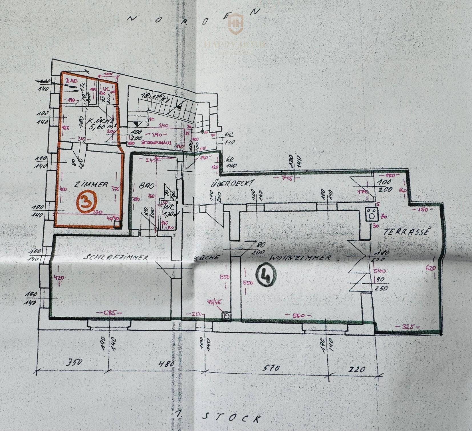Grundriss des 1. Stocks mit Zimmern, Bad, Küche, Wohnzimmer und Terrasse.