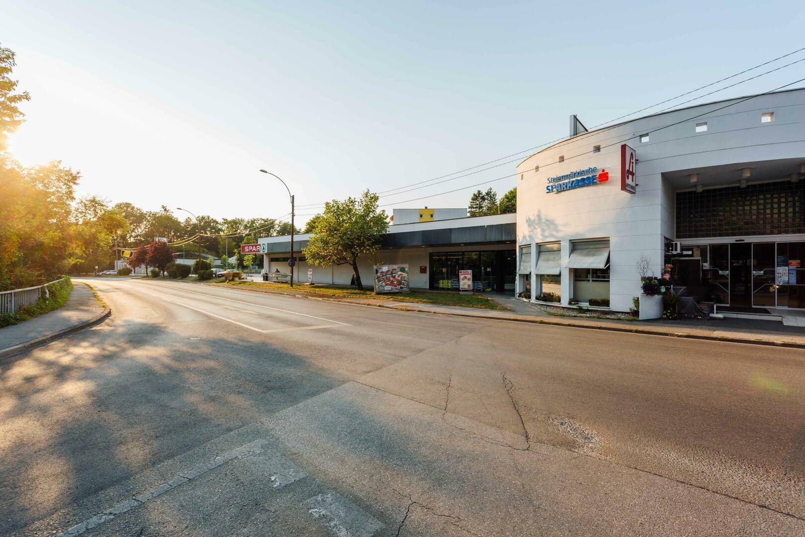 Billa, Spar, Hofer, Bank, Apotheke