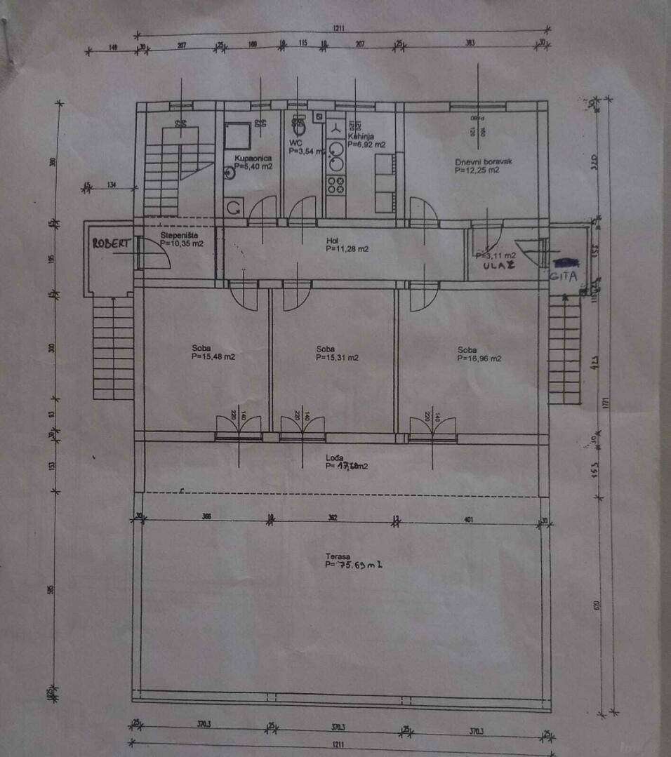 Grundrissplan mit drei Schlafzimmern, offenem Wohnbereich, Badezimmer, separatem WC, Balkon und großer Terrasse.