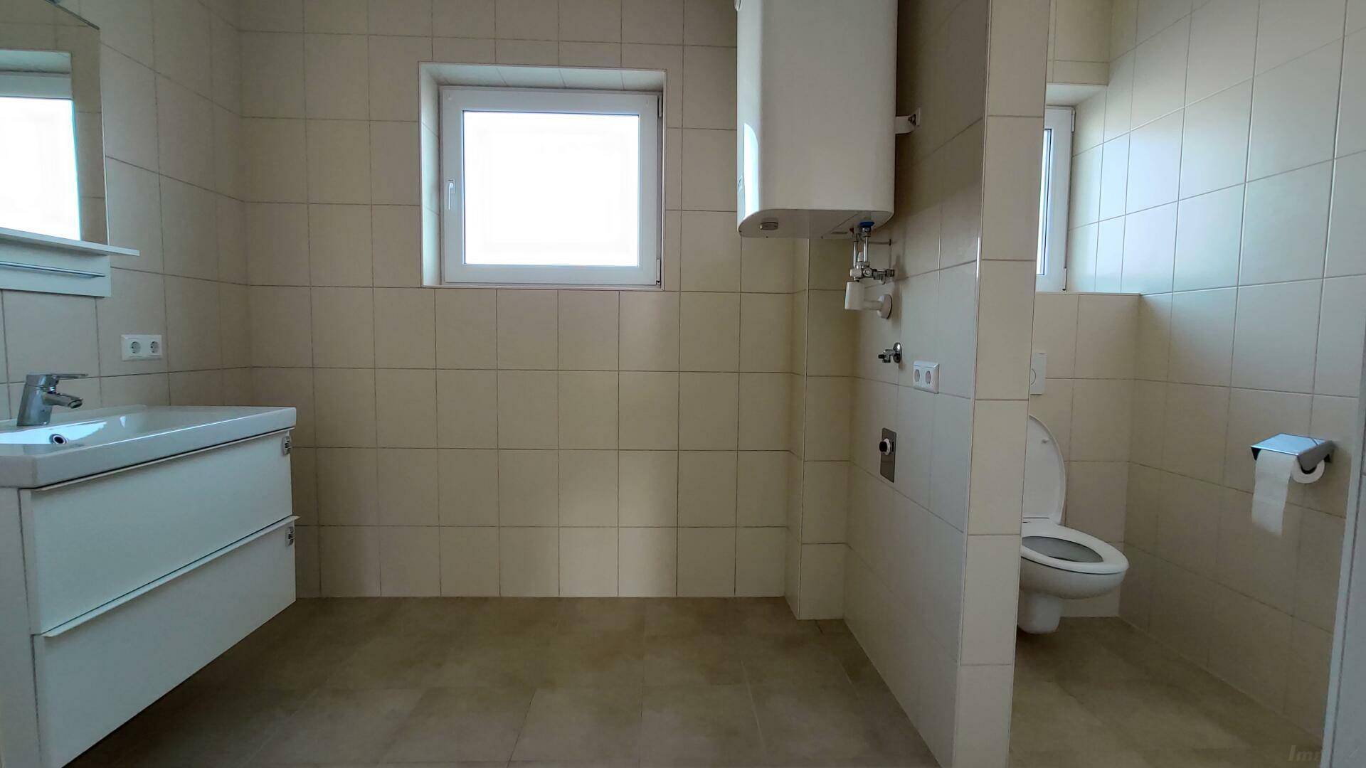 mit WC-Niesche