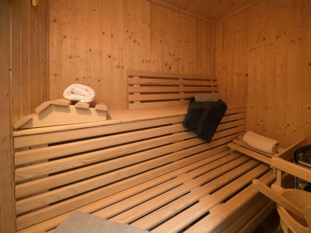Gemütliche Holzsauna mit mehreren Bänken, ideal zur Entspannung und Erholung.