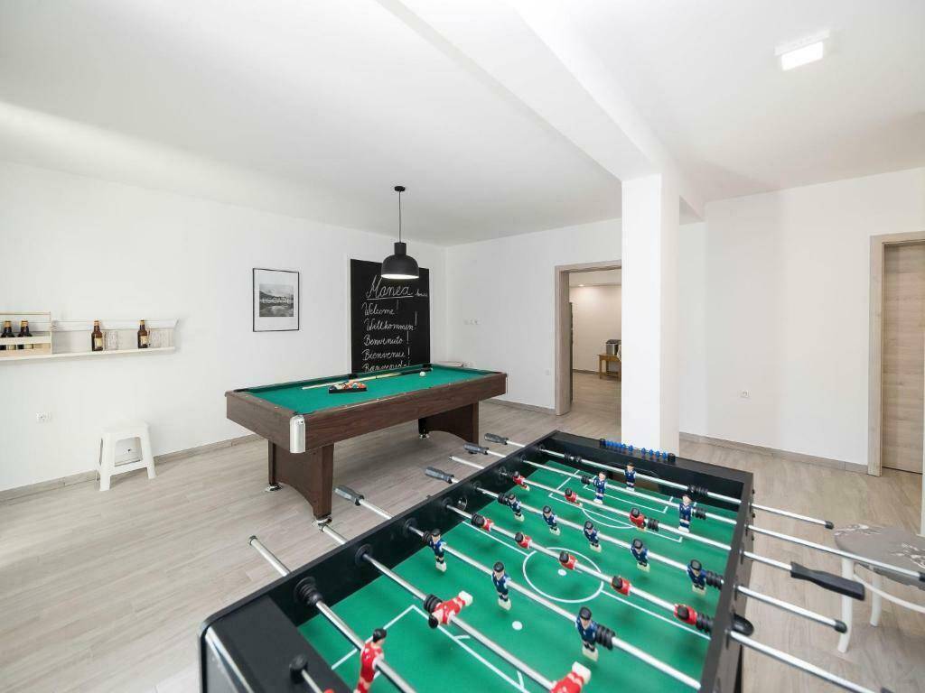 Geräumiger Spielraum mit Billardtisch und Tischfußball, ideal für Unterhaltung.
