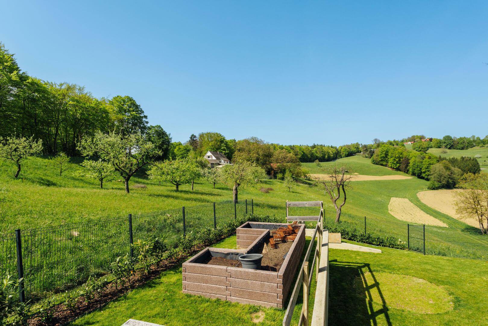 Garten mit Hochbeet