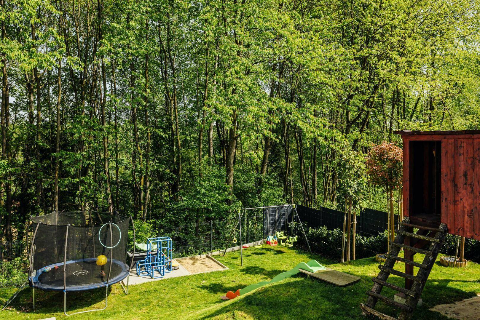 Garten mit Kinderspielplatz und Baumhaus