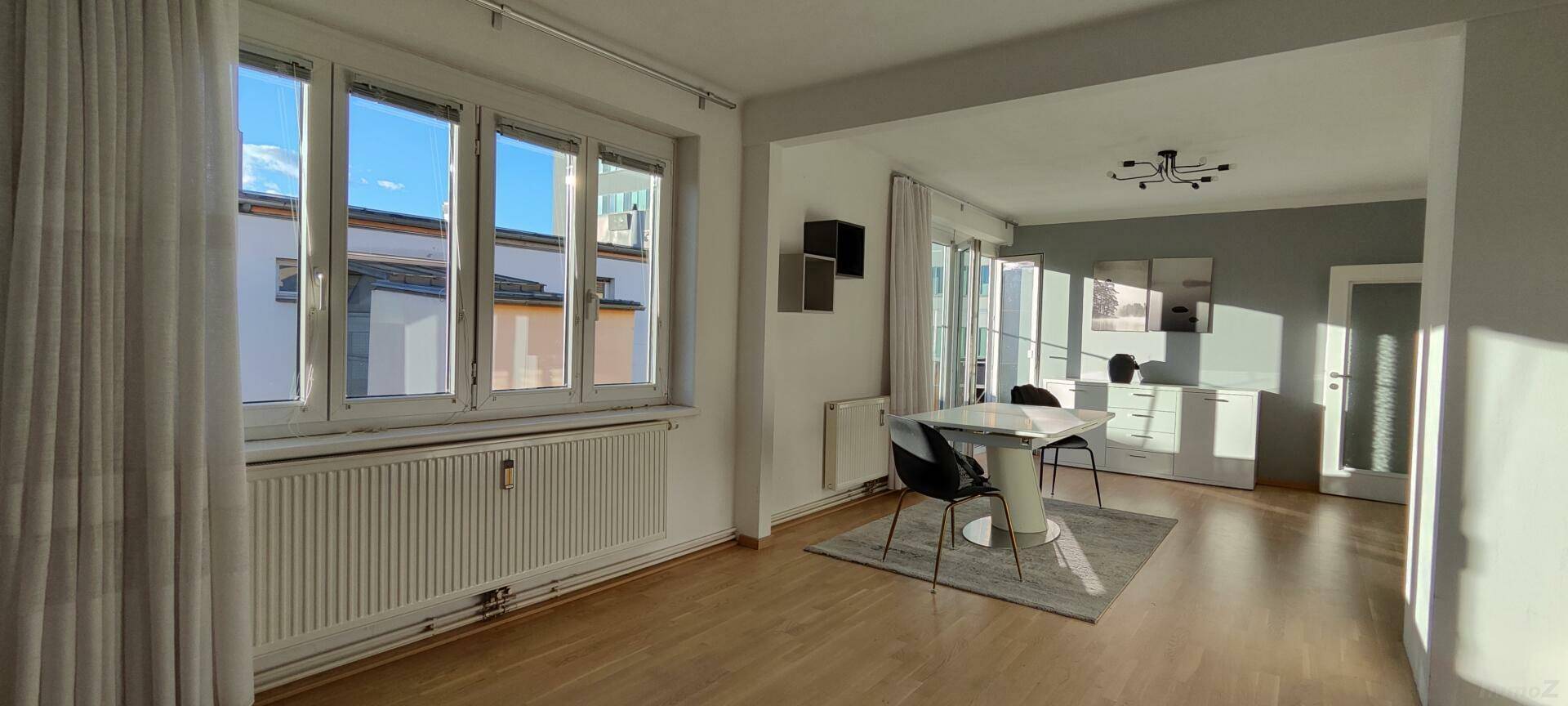 offener, heller Wohnraum mit Balkon