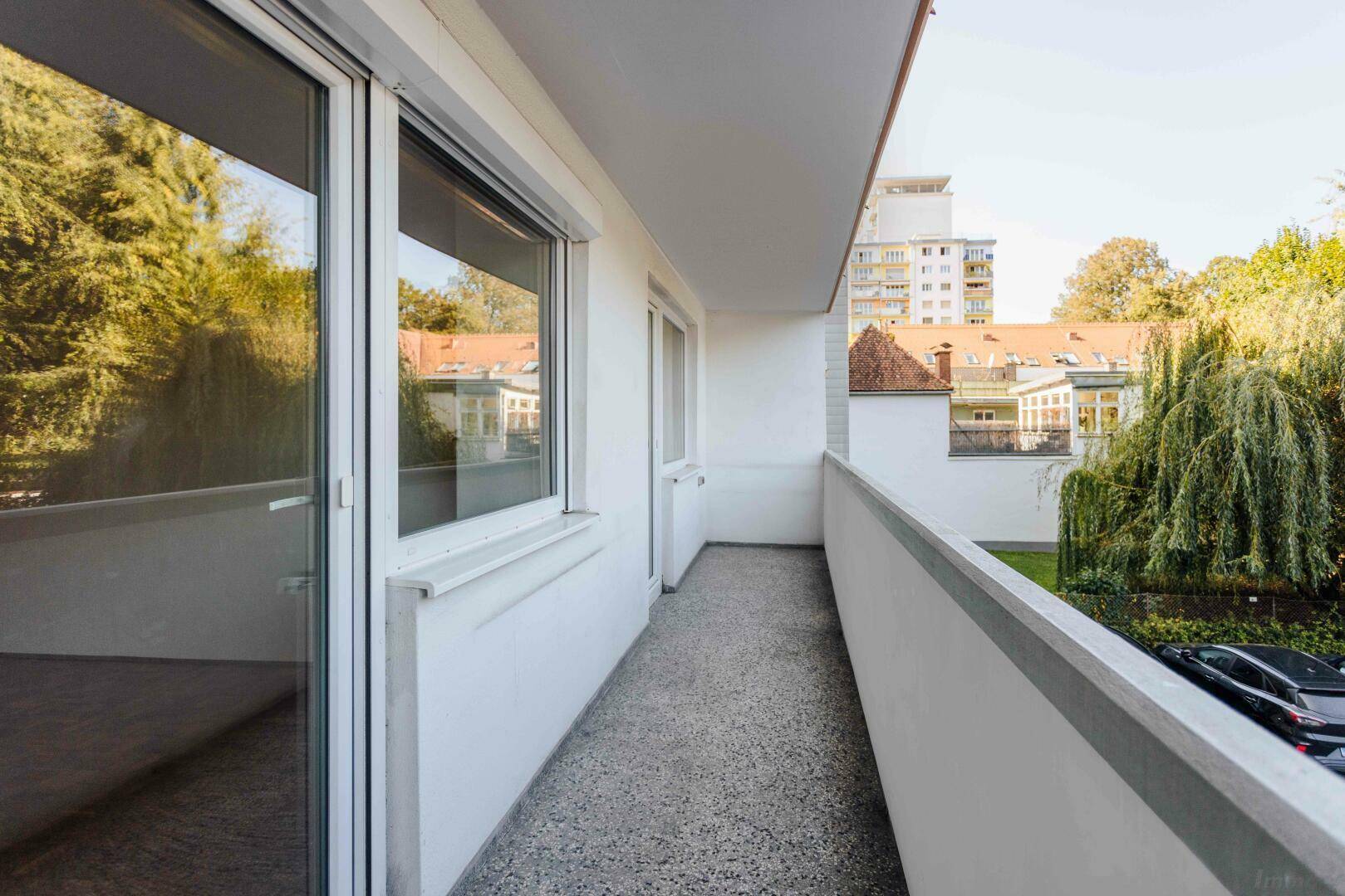 ca. 10m² Loggia mit Park- und Schlossbergblick