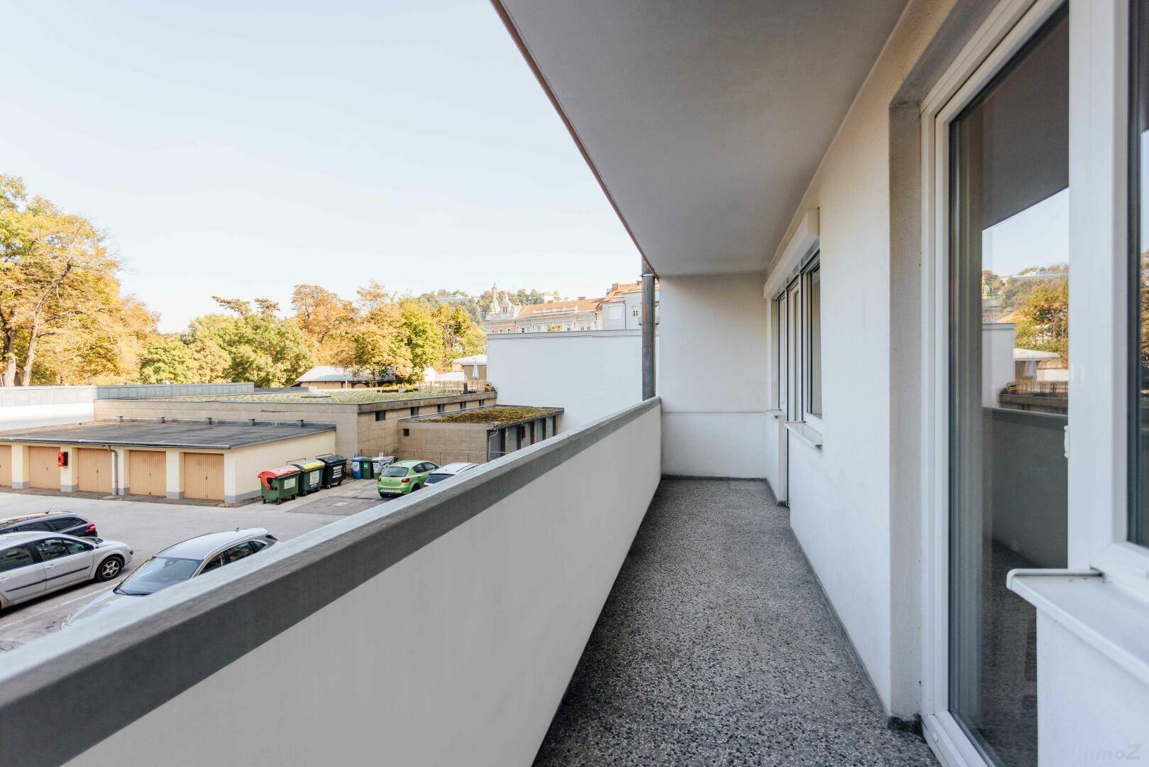 10,36 m² Loggia mit Park- und Schlossbergblick