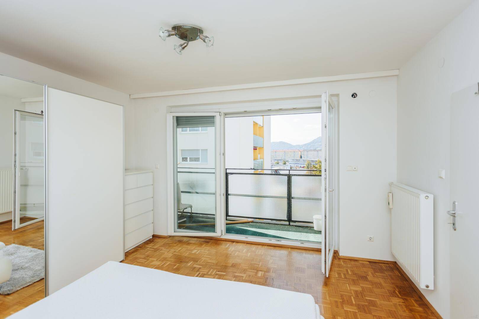 10 geräumiges helles Schlafzimmer mit West Balkon