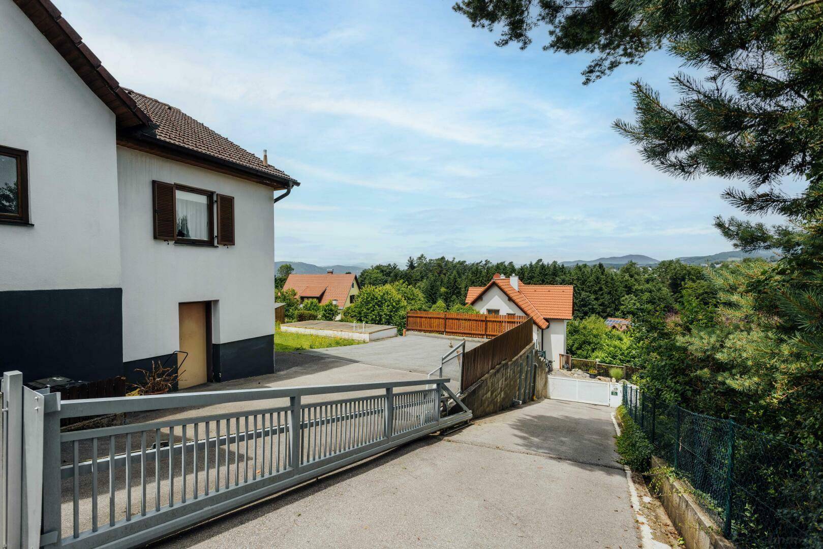 eigene Servitutsstraße mit Rolltor