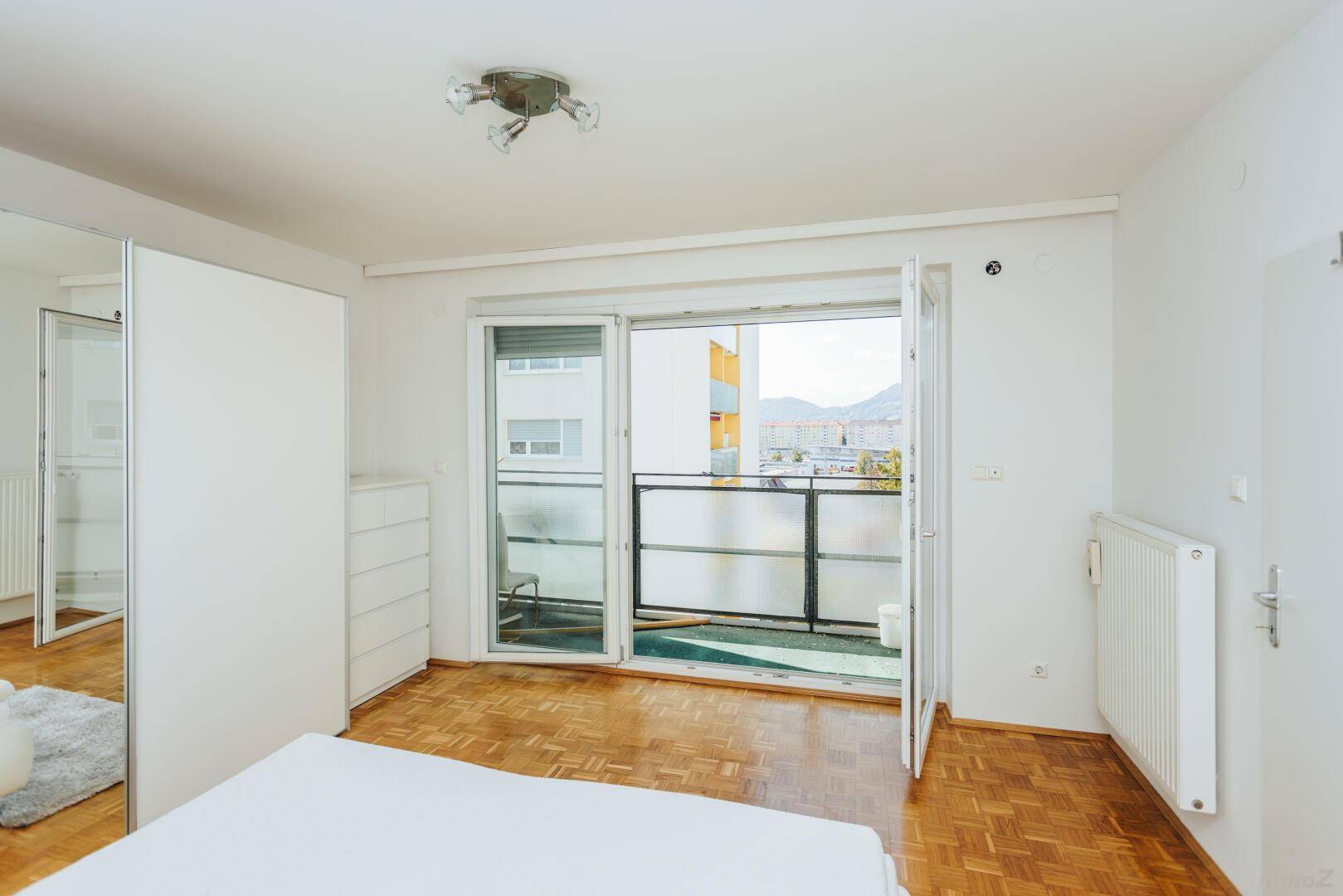 10 geräumiges helles Schlafzimmer mit West Balkon