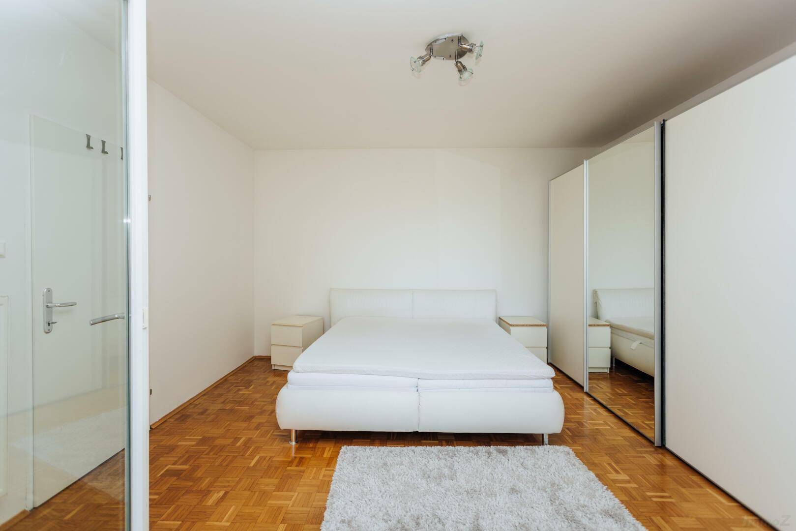 09 geräumiges Schlafzimmer