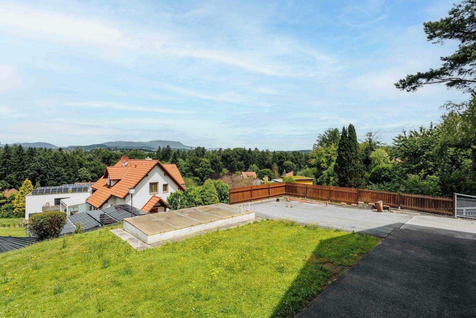 Aussicht vom EG - Garten, Pool, Parkflächen