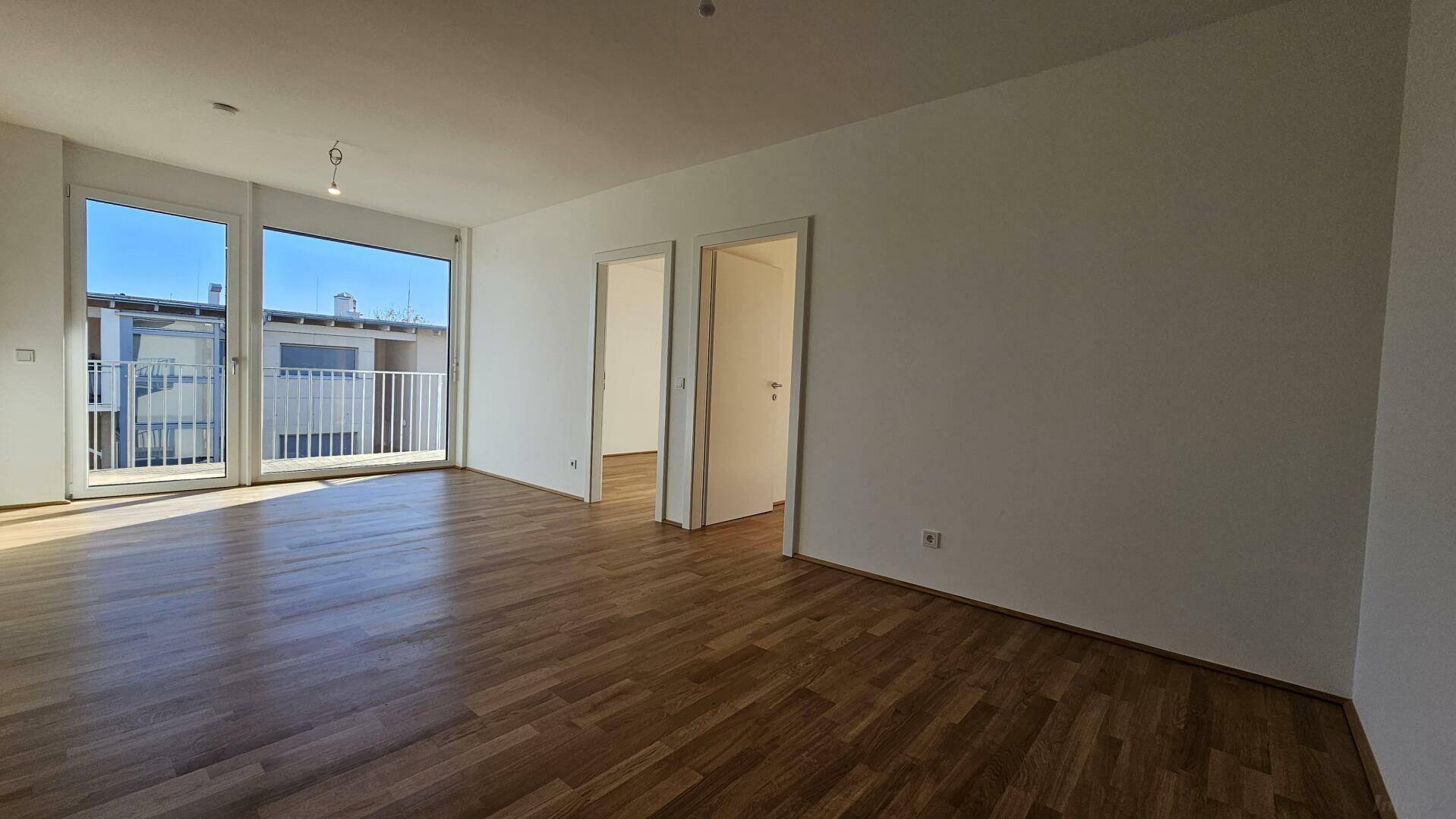 Wohnzimmer mit ca. 10m² Balkon