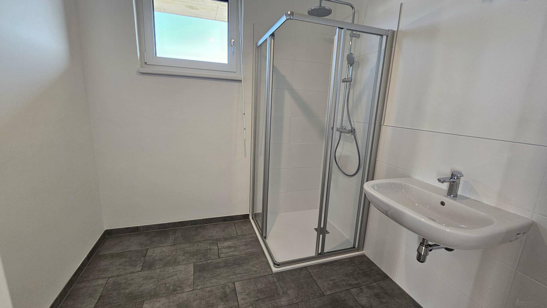 Badezimmer mit Dusche/Fenster/WMA