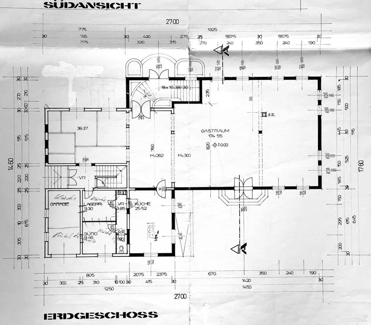 Grundriss des Erdgeschosses mit Gastraum, Küche, Garage und weiteren Räumen.