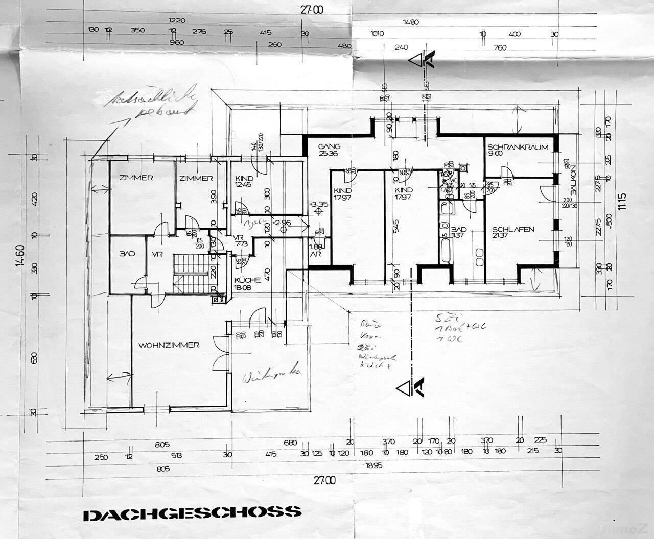 Grundriss des Dachgeschosses mit mehreren Zimmern, Bädern und einem Balkon.