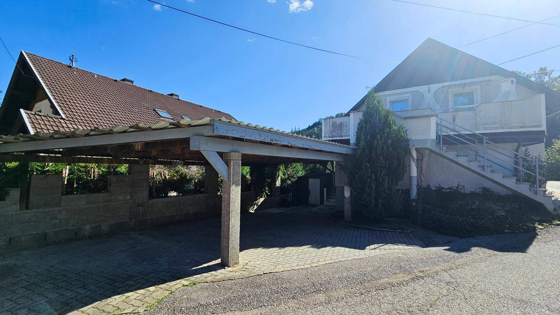 Carport und Terrasse im 1.OG