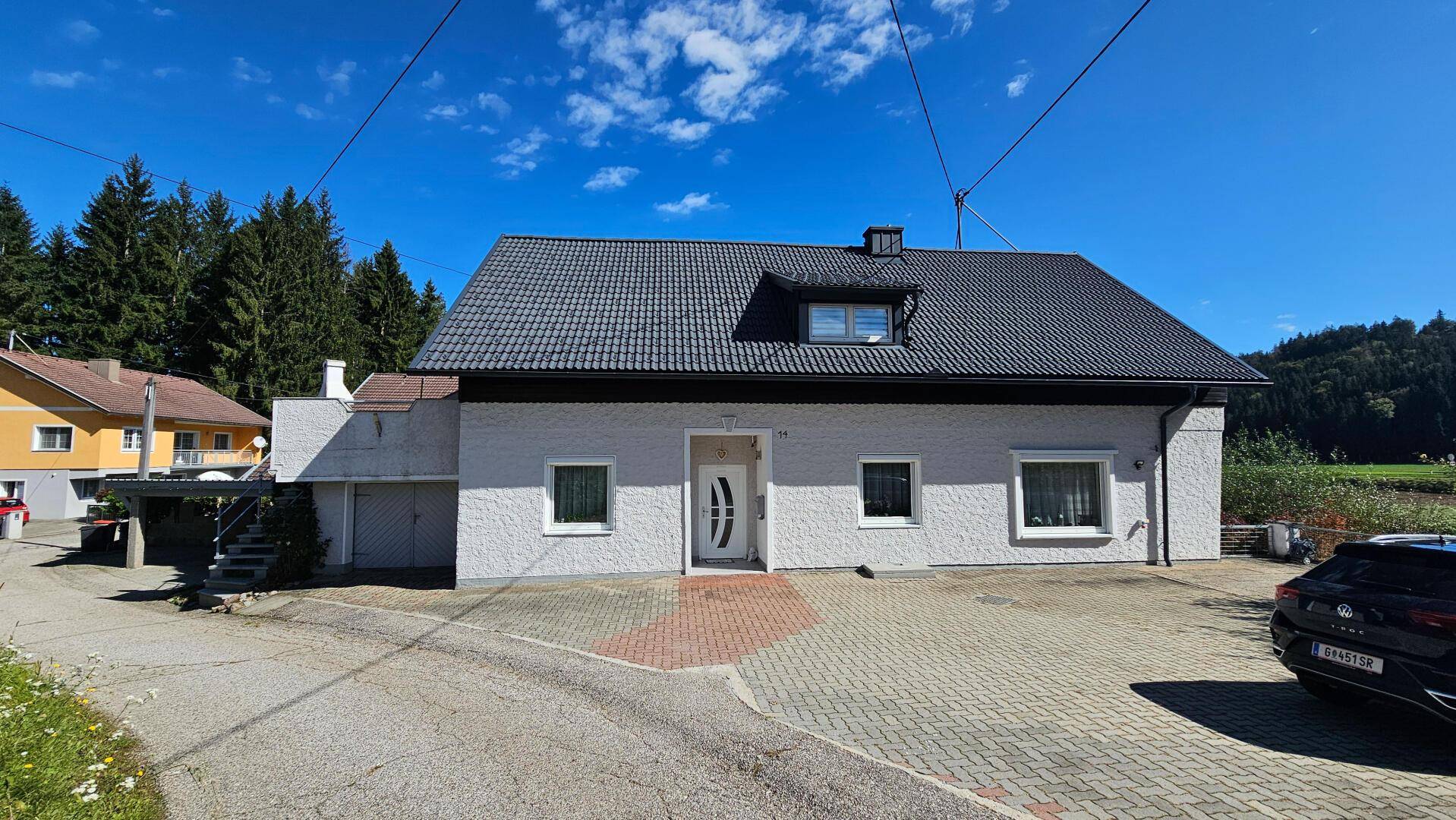 Hausansicht mit Terrasse, Garage und Carport