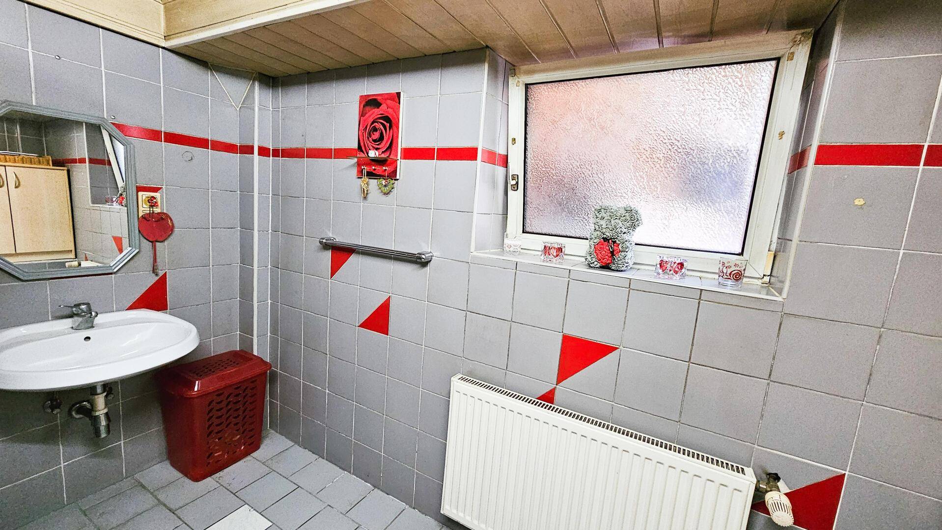 kleines Bad und extra WC im Keller