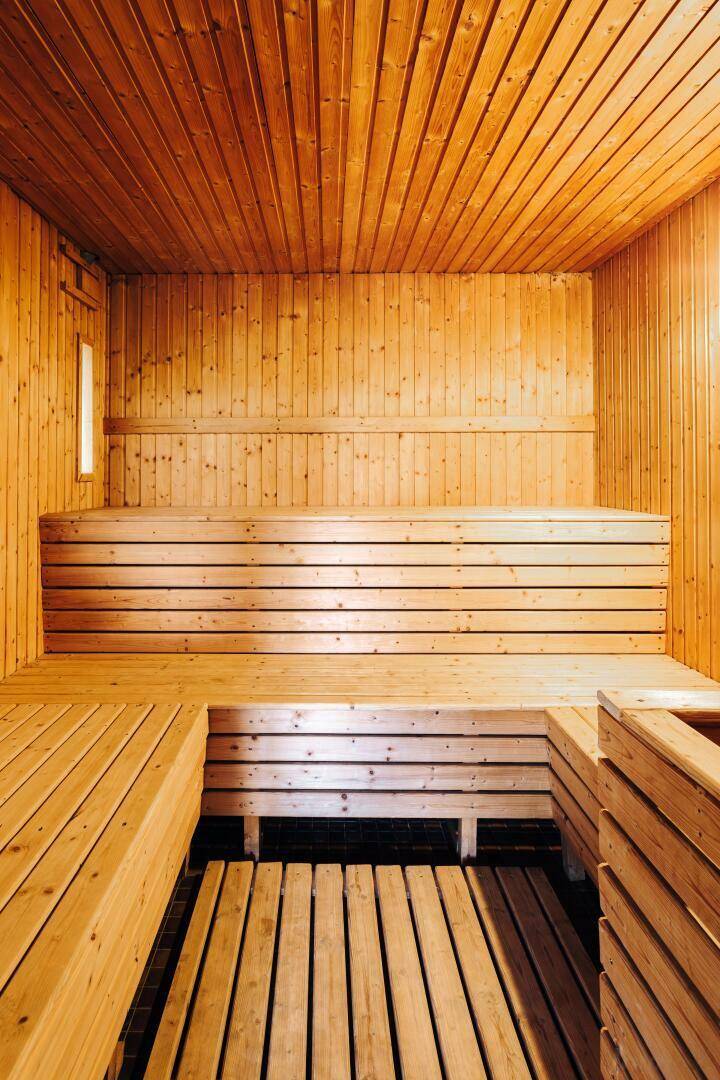 Traditionelle Holzsauna mit mehrstufigen Bänken für Entspannung und Wellness.